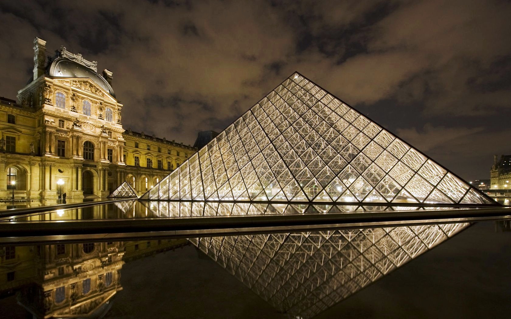 Louvre Museum Paris718104437